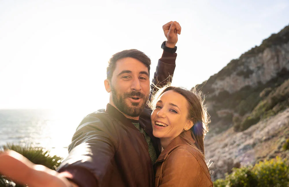 Couple heureux et amoureux en vacances