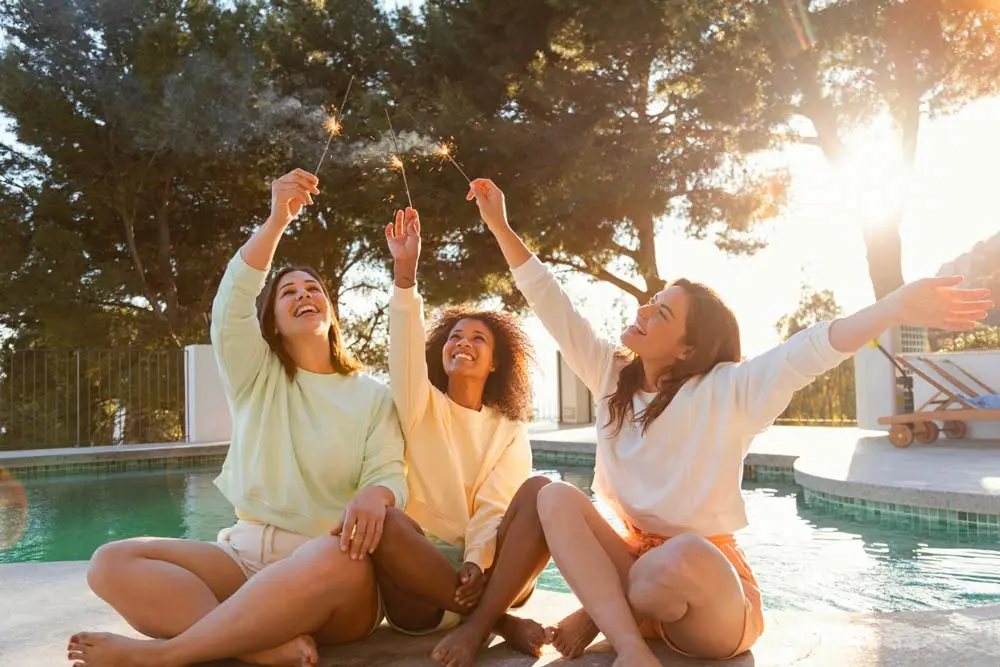 Jeunes filles heureuses en vacances