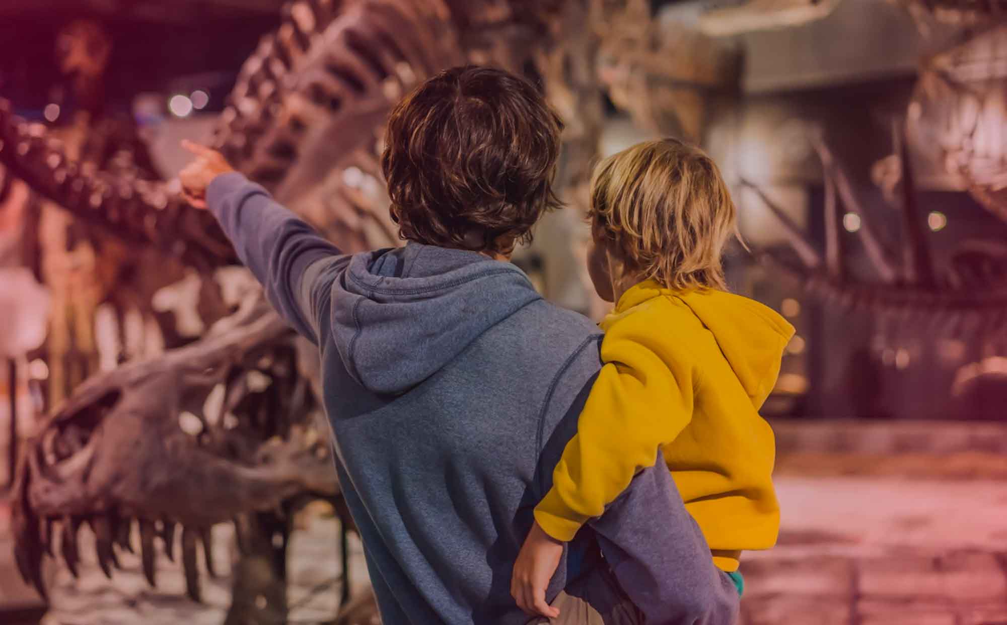 Famille au musée pour une visite culturelle qui intéresse les enfants