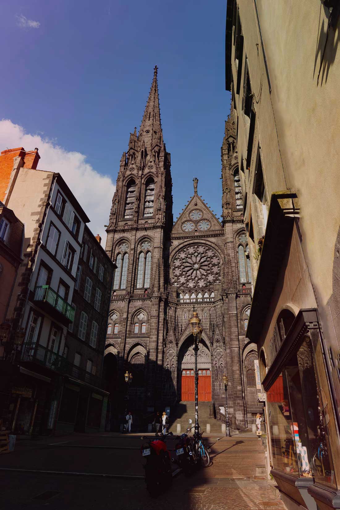 Cathédrale Notre-Dame-de-l'Assomption à Clermont-Ferrand depuis la rue Gras