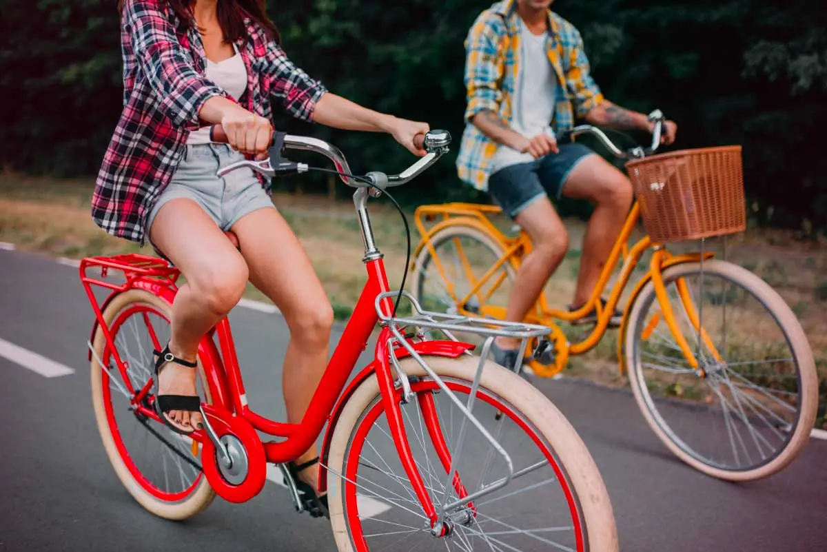 Couple en vacances qui a choisi le vélo comme mobilité douce pour découvrir la destination