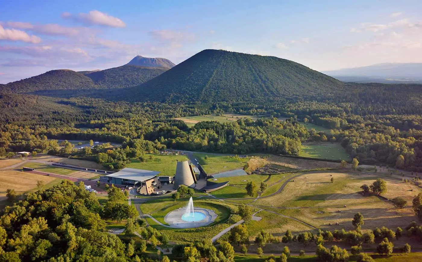 Vue aérienne du parc de Vulcania