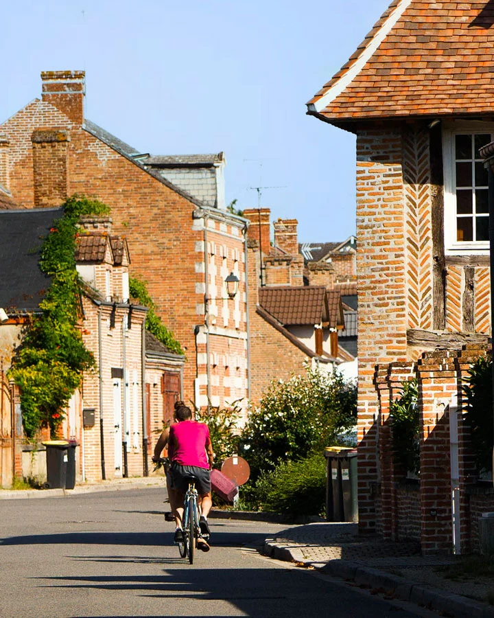 Cycliste touristique en plein coeur de St-Viâtre en Sologne