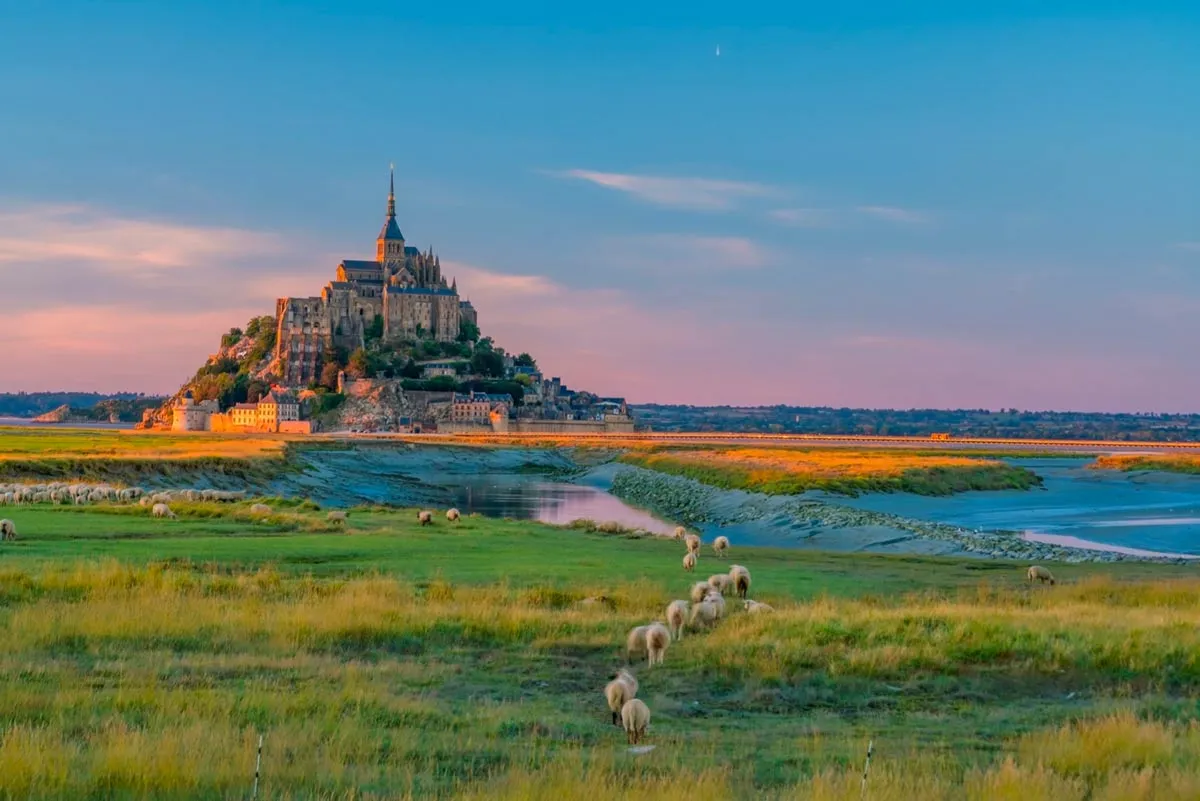 Exemple de destination de vacances idéale en France : le Mont-Saint-Michel en Normandie