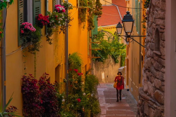 Ruelle étroite et colorée de Menton